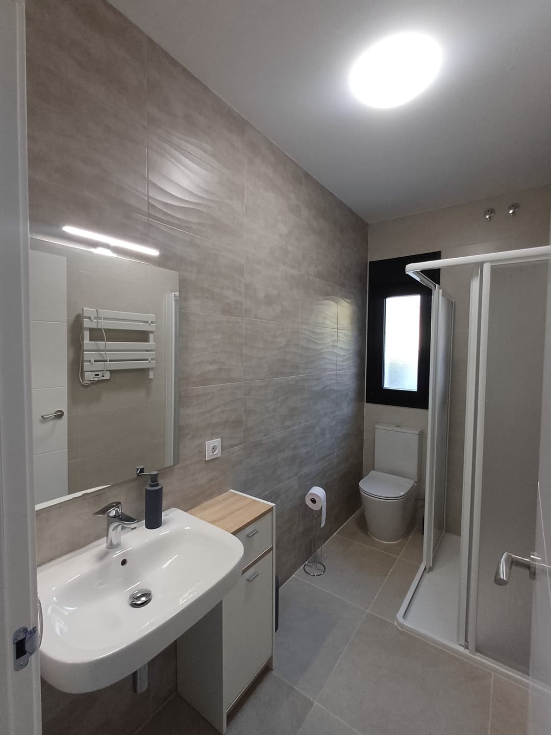 Carrusel de imágenes de la Habitación El Encinar, con baño privado y decoración moderna. - Imagen 6