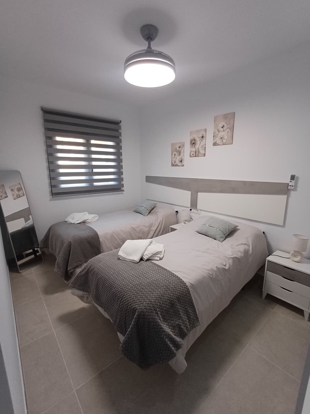 Carrusel de imágenes de la Habitación El Encinar, con baño privado y decoración moderna. - Imagen 2