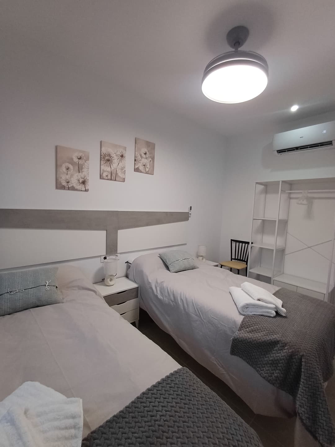 Carrusel de imágenes de la Habitación El Encinar, con baño privado y decoración moderna. - Imagen 3