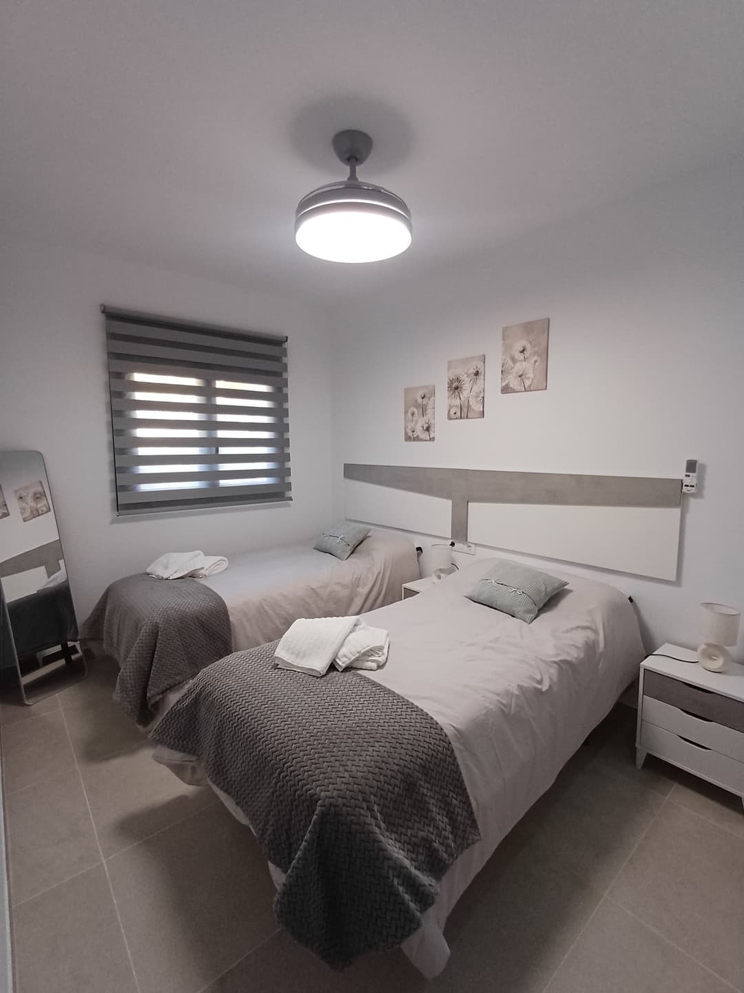 Carrusel de imágenes de la Habitación El Encinar, con baño privado y decoración moderna. - Imagen 4