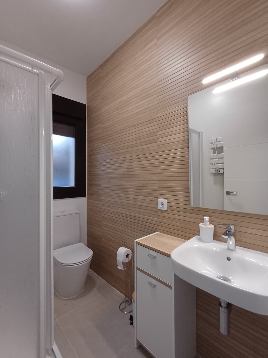 Carrusel de imágenes de la Habitación El Almendro, con detalles en madera y ambiente acogedor. - Imagen 5