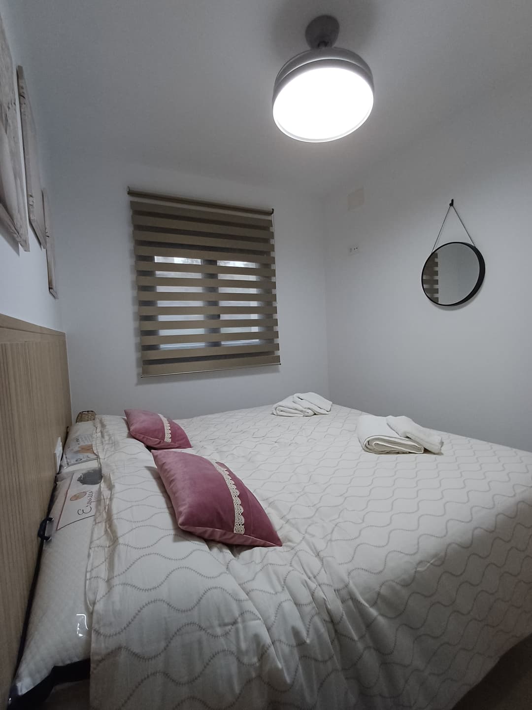 Carrusel de imágenes de la Habitación El Almendro, con detalles en madera y ambiente acogedor. - Imagen 3