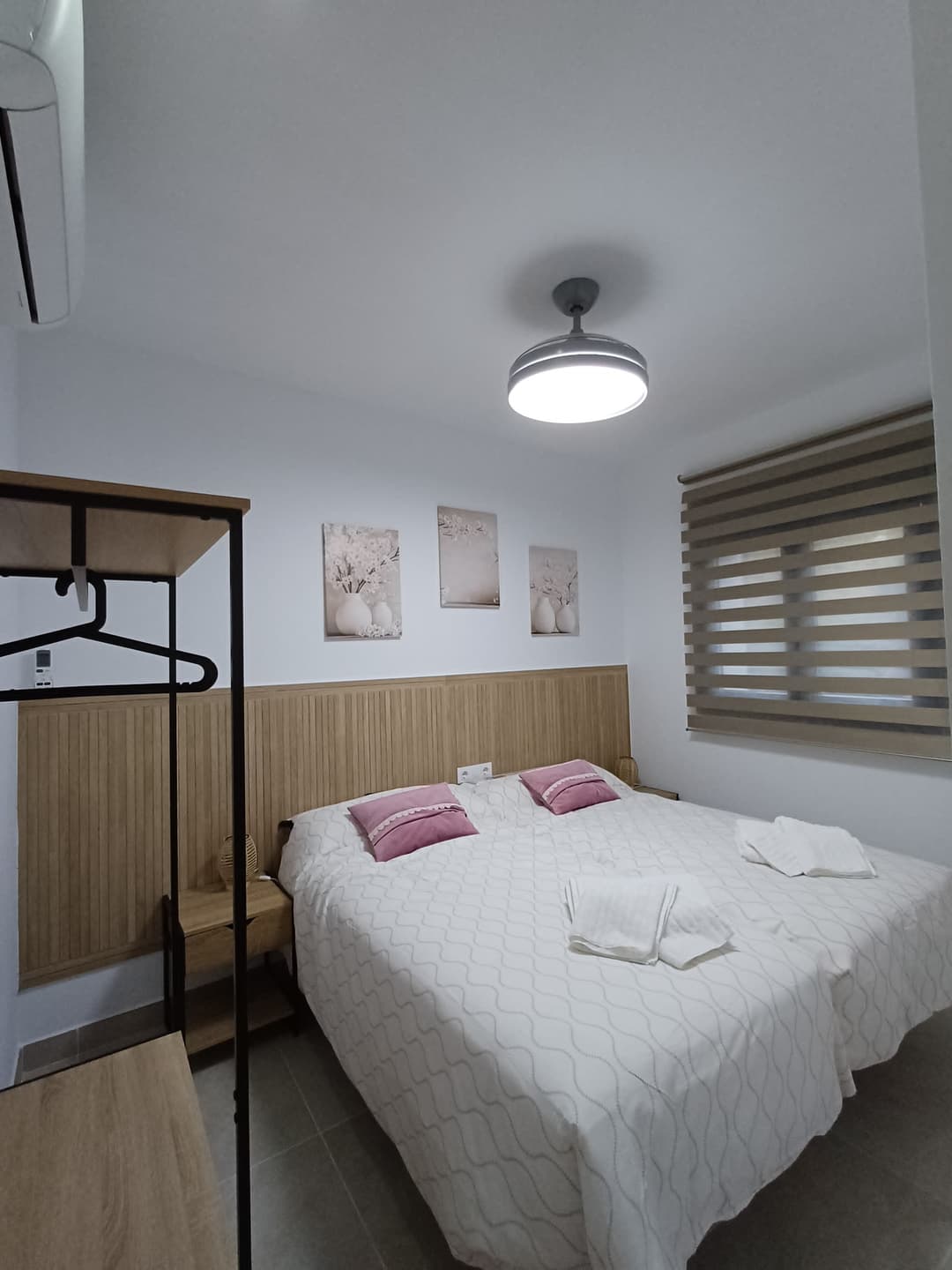 Carrusel de imágenes de la Habitación El Almendro, con detalles en madera y ambiente acogedor. - Imagen 2