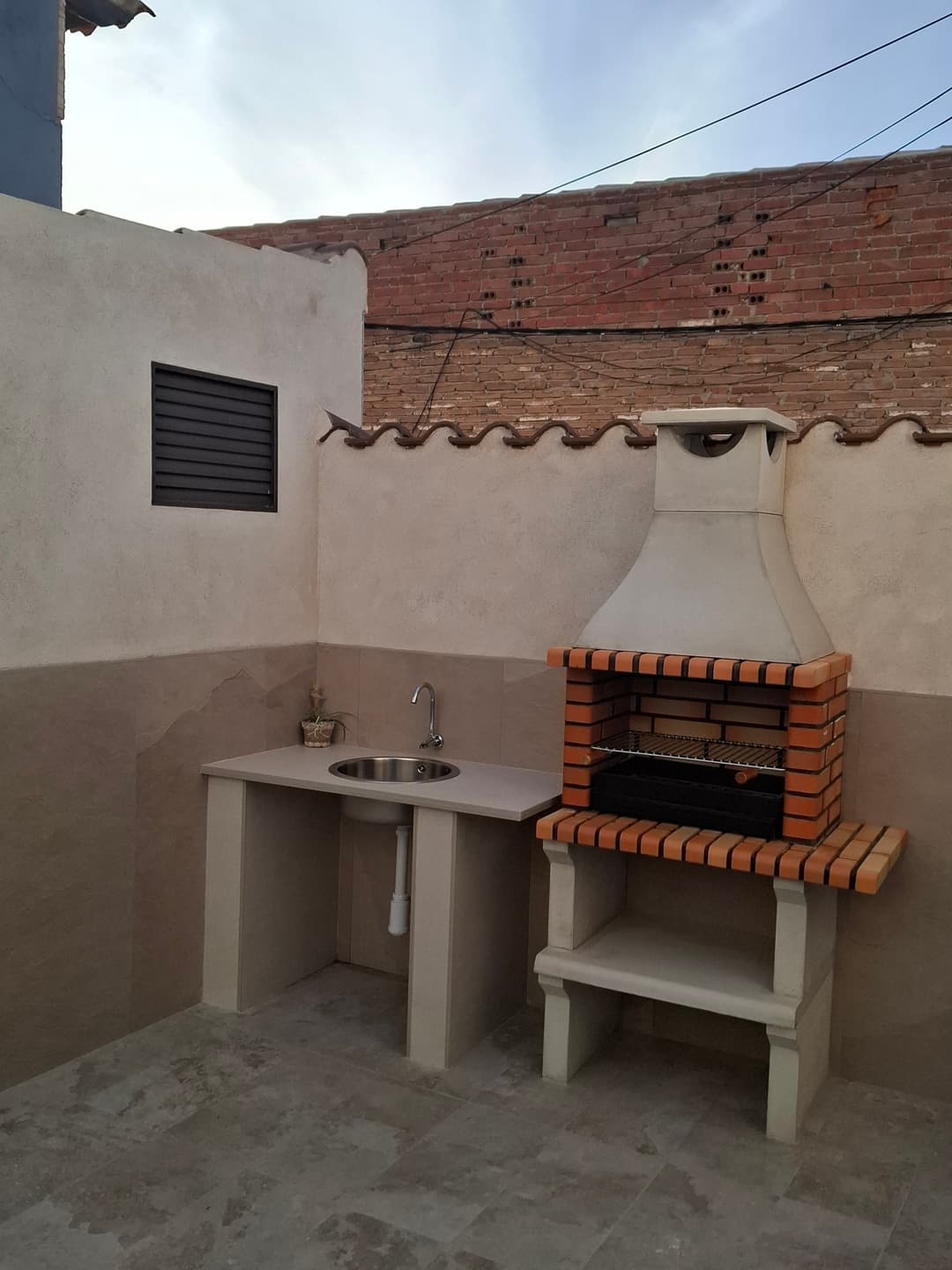 Patio exterior de La Jara Rosa con piscina, barbacoa y zona chill-out en Los Navalucillos. - Imagen 6