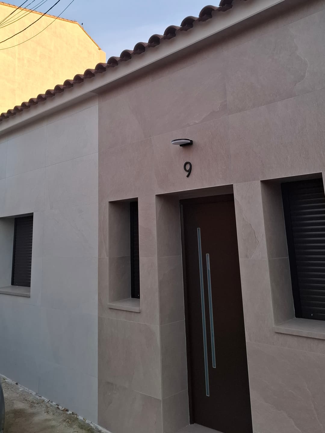 Patio exterior de La Jara Rosa con piscina, barbacoa y zona chill-out en Los Navalucillos. - Imagen 9