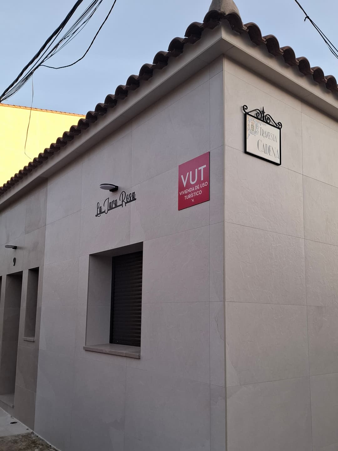 Patio exterior de La Jara Rosa con piscina, barbacoa y zona chill-out en Los Navalucillos. - Imagen 8