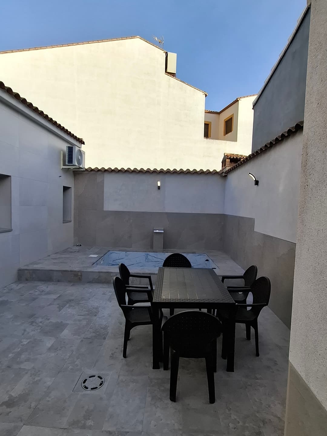 Patio exterior de La Jara Rosa con piscina, barbacoa y zona chill-out en Los Navalucillos. - Imagen 4