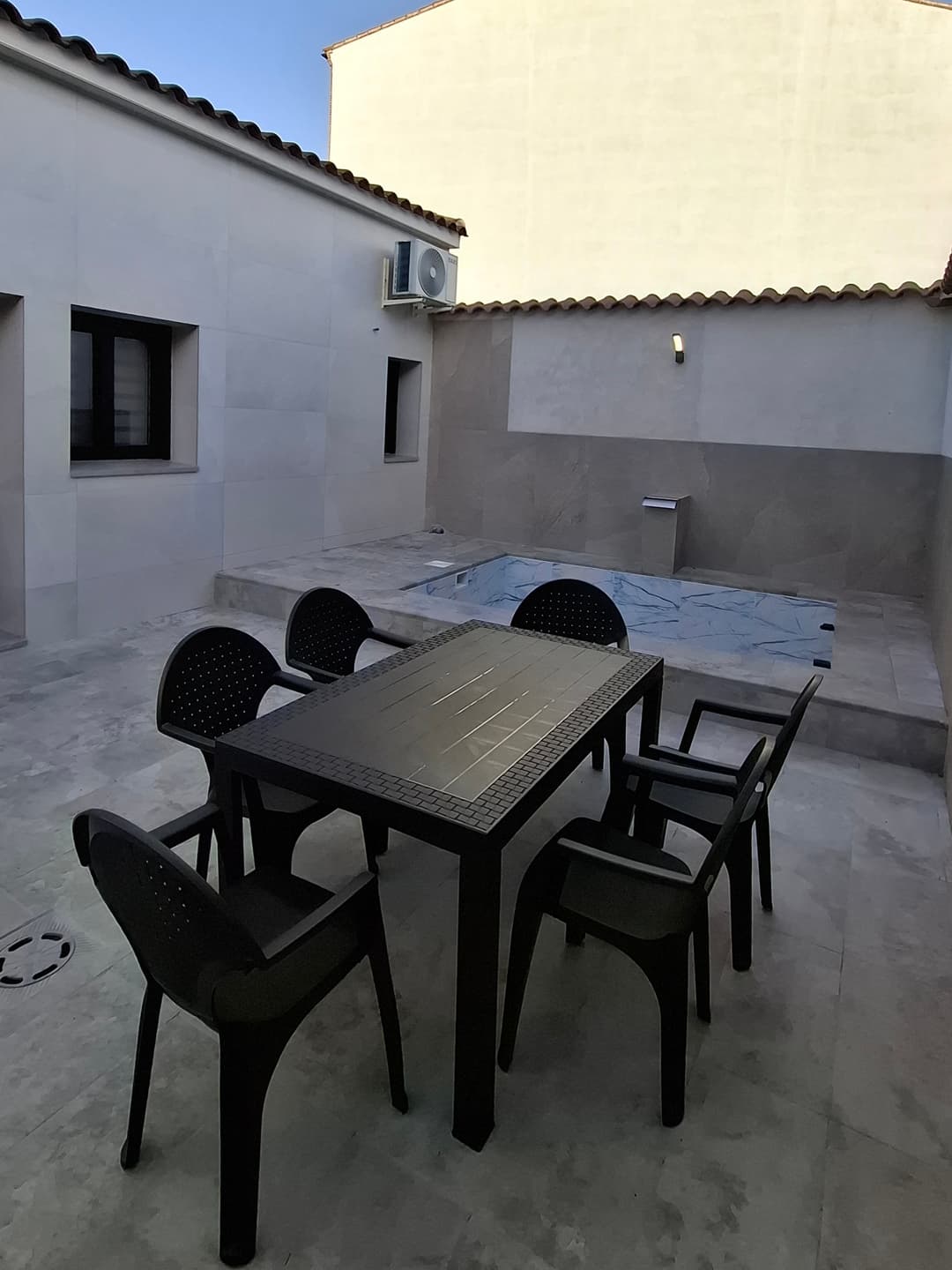 Patio exterior de La Jara Rosa con piscina, barbacoa y zona chill-out en Los Navalucillos. - Imagen 5