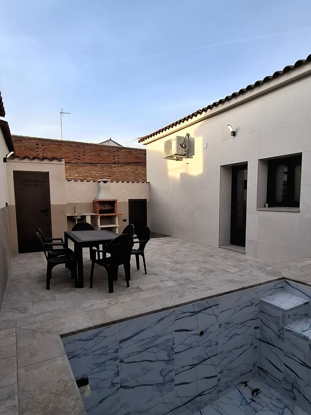 Patio exterior de La Jara Rosa con piscina, barbacoa y zona chill-out en Los Navalucillos. - Imagen 1