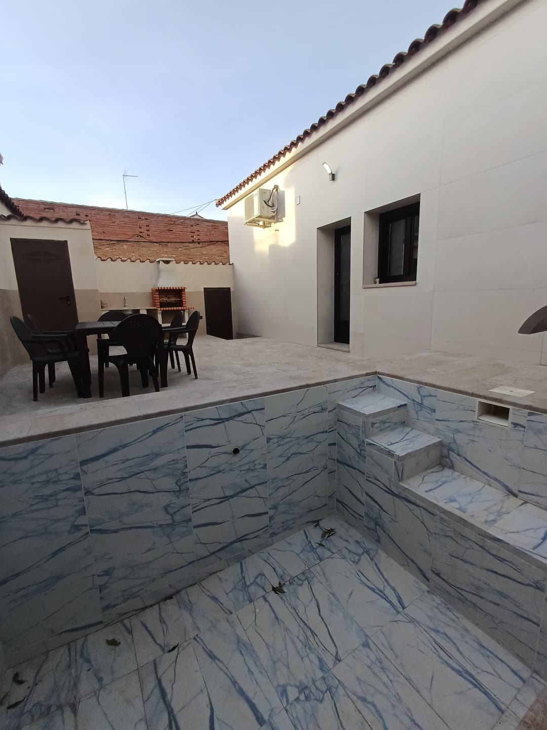 Patio exterior de La Jara Rosa con piscina, barbacoa y zona chill-out en Los Navalucillos. - Imagen 3