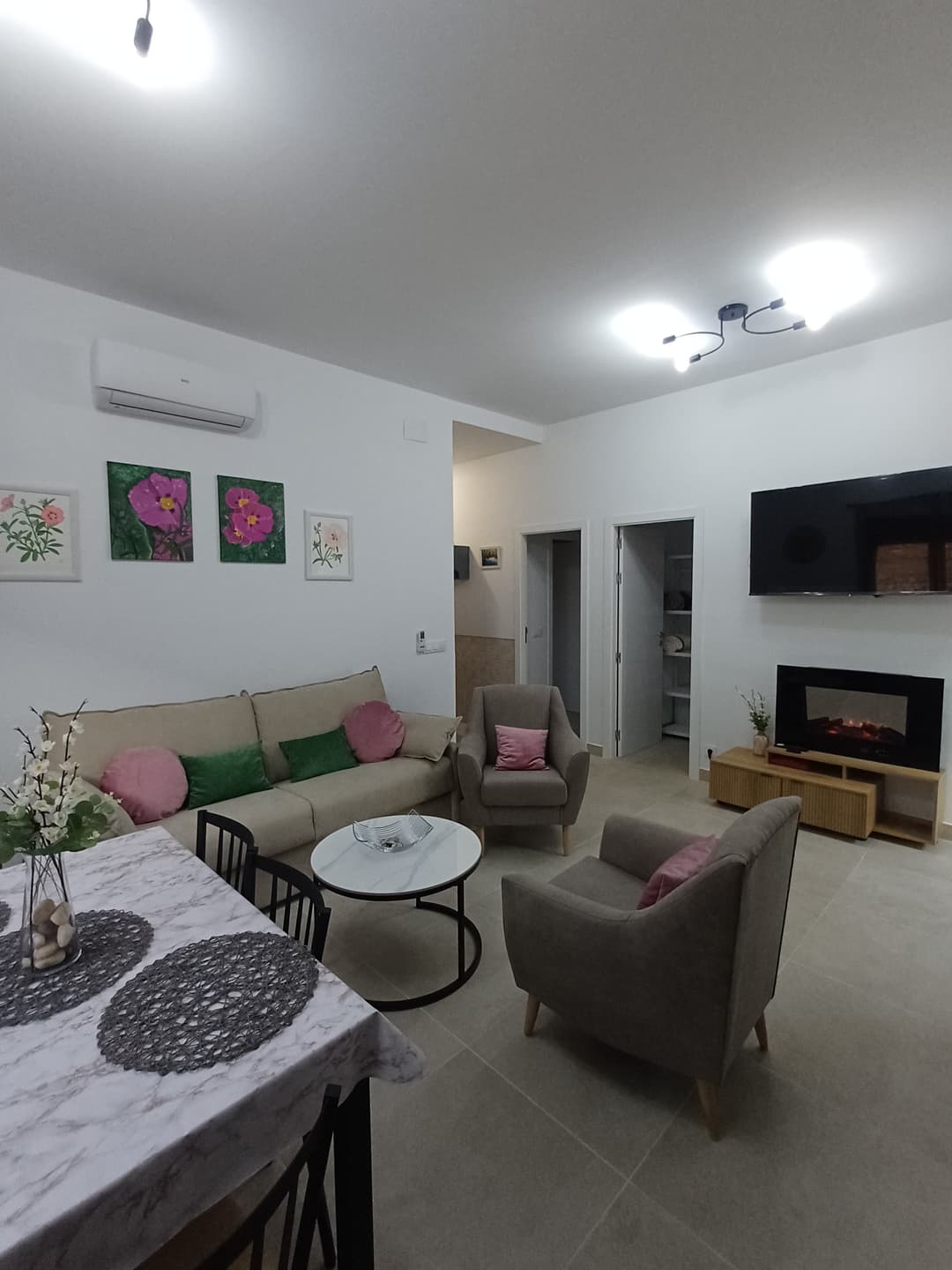 Salón comedor con cocina americana y sofá cama en la casa rural La Jara Rosa. - Imagen 1