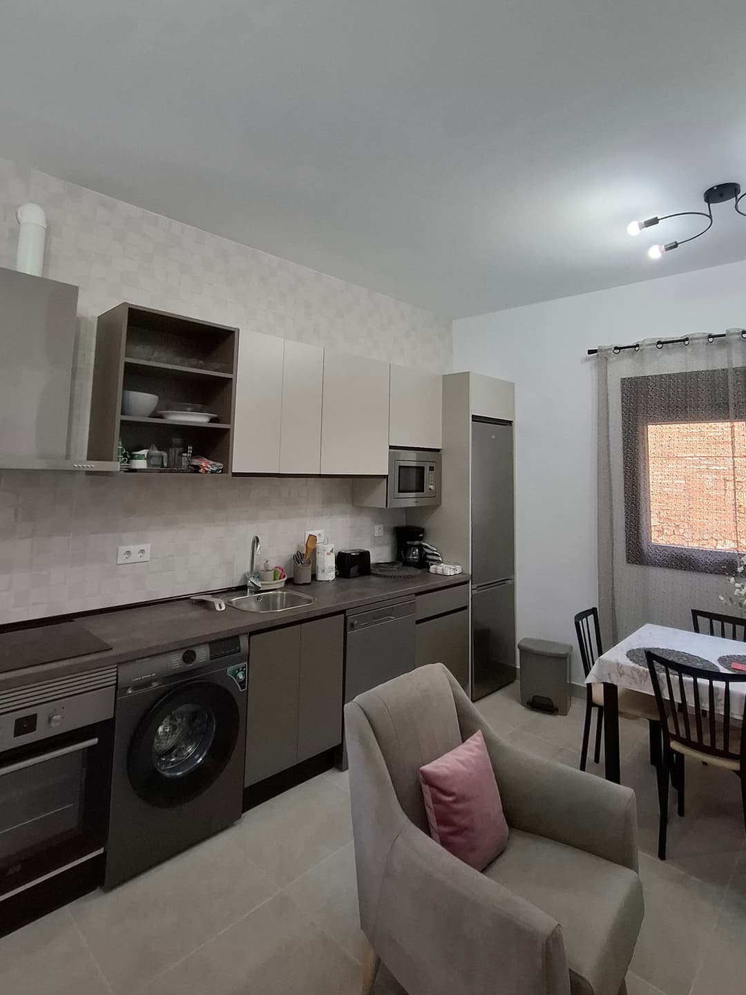 Salón comedor con cocina americana y sofá cama en la casa rural La Jara Rosa. - Imagen 3