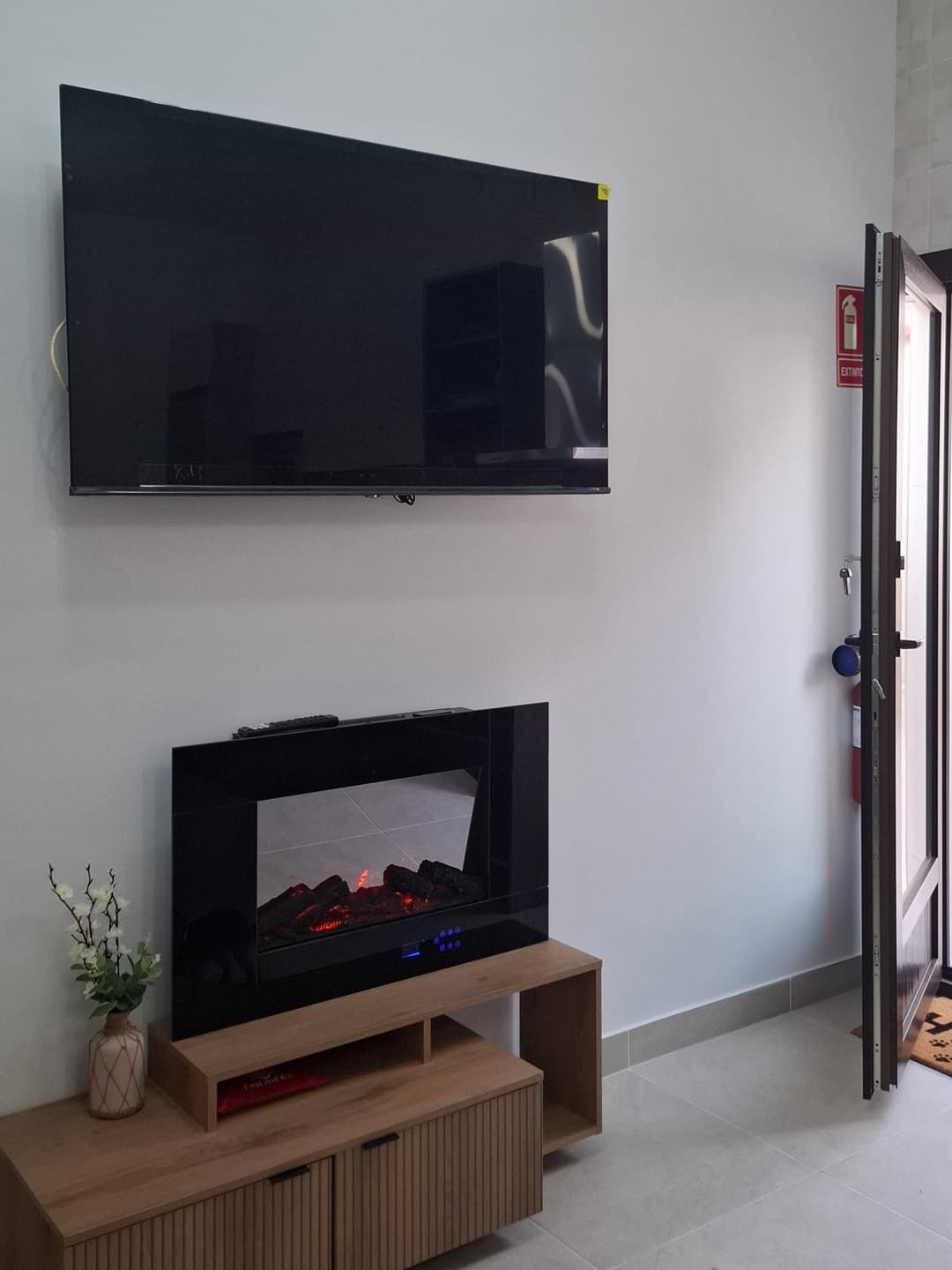 Salón comedor con cocina americana y sofá cama en la casa rural La Jara Rosa. - Imagen 4