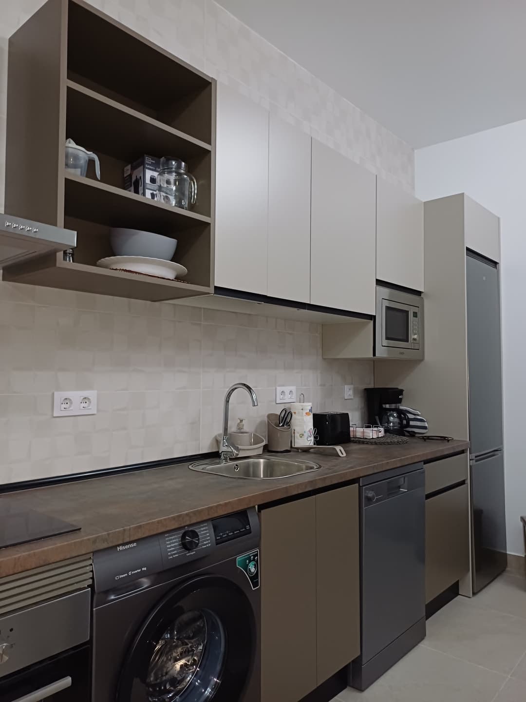 Salón comedor con cocina americana y sofá cama en la casa rural La Jara Rosa. - Imagen 5