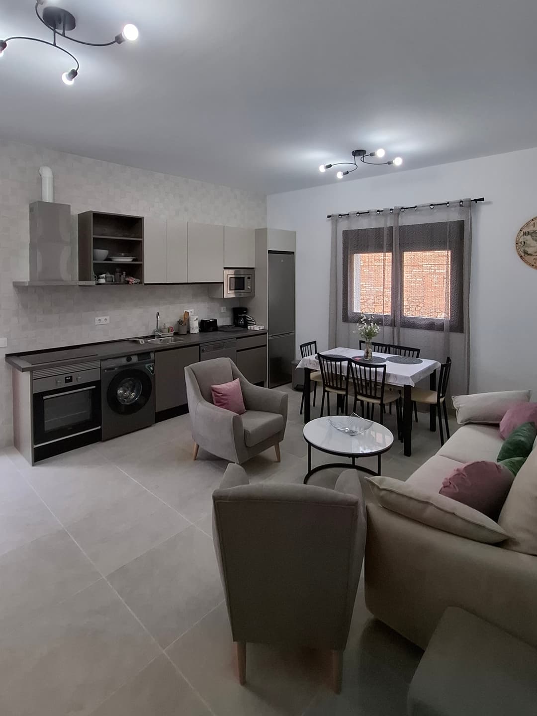 Salón comedor con cocina americana y sofá cama en la casa rural La Jara Rosa. - Imagen 7